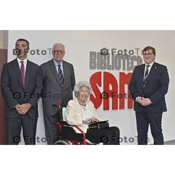 Tiziano Manzoni/LaPresse 5--05- 2024 Bergamo, Italia Cronaca Luisella Cassani e Vittorio Carozza con il figlio Aldo Carozza Vice Presidente fondazione presenti all\'inaugurazione della bibblioteca interna allo stablimento SAME