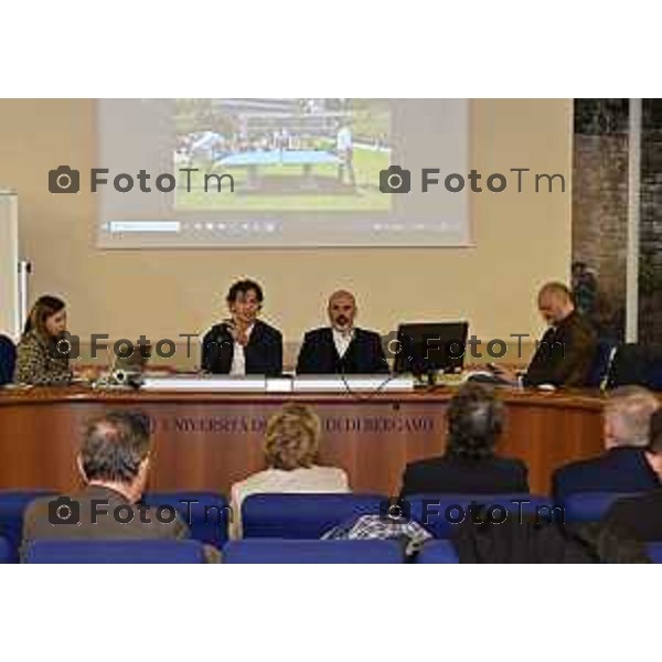 Tiziano Manzoni/LaPresse 23-09- 2024 Bergamo, Italia Cronaca inaugurazione di Open Campus, progetto di Ateneo che si pone l’obiettivo di stimolare studenti e studentesse a vivere appieno il campus universitario, attraverso il ripensamento e la valorizzazione inedita degli spazi esterni come luoghi inclusivi e attrattivi.CONNÆCTION, un’installazione luminescente che interpreta il rapporto di continua interazione tra l’Università e il territorio.