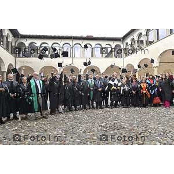 Tiziano Manzoni/LaPresse 27-09- 2024 Bergamo, Italia CronacaPhD Day 2024 dell’Università degli studi di Bergamo: protagonisti della giornata i 32 neodottori e le neodottoresse di ricerca UniBg, e i dottorandi e le dottorande dell’Ateneo. Ospite d\'eccezione della Cerimonia di proclamazione, che si terrà alle 11 in Aula Magna, sarà il prof. Peter Benz, Magnifico Rettore della Bauhaus-Universität Weimar, che terrà una lectio magistralis rivolgendosi direttamente ai dottori di ricerca.