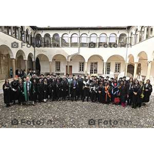 Tiziano Manzoni/LaPresse 27-09- 2024 Bergamo, Italia CronacaPhD Day 2024 dell’Università degli studi di Bergamo: protagonisti della giornata i 32 neodottori e le neodottoresse di ricerca UniBg, e i dottorandi e le dottorande dell’Ateneo. Ospite d\'eccezione della Cerimonia di proclamazione, che si terrà alle 11 in Aula Magna, sarà il prof. Peter Benz, Magnifico Rettore della Bauhaus-Universität Weimar, che terrà una lectio magistralis rivolgendosi direttamente ai dottori di ricerca.