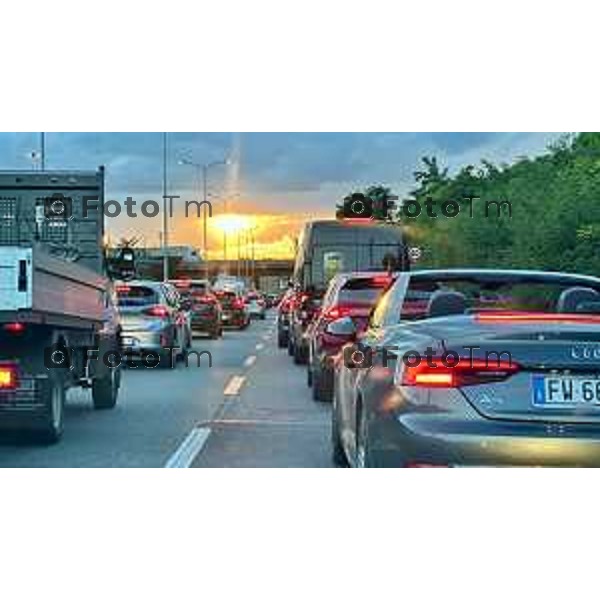 Bonate sopra asse interurbano traffico code tramonto incolonnamento 