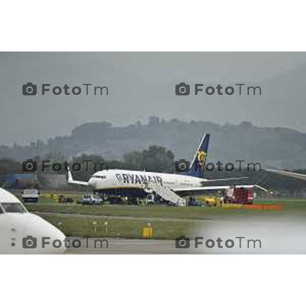 Tiziano Manzoni/LaPresse 01-10- 2024 Bergamo, Italia Cronaca Incontro Aereoporto Orio Al Serio Bergamo volo ryanair scoppia gomma in fase di atterragio