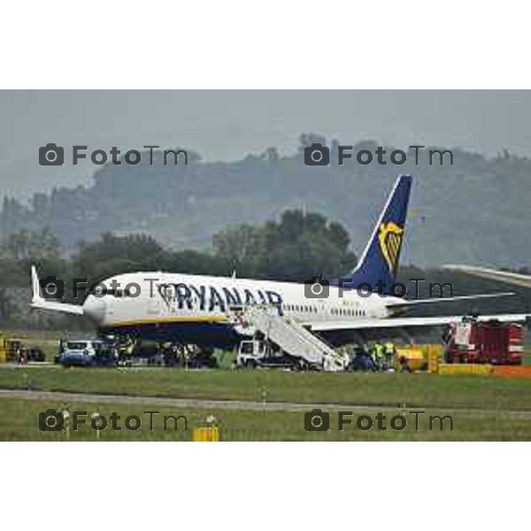 Tiziano Manzoni/LaPresse 01-10- 2024 Bergamo, Italia Cronaca Incontro Aereoporto Orio Al Serio Bergamo volo ryanair scoppia gomma in fase di atterragio