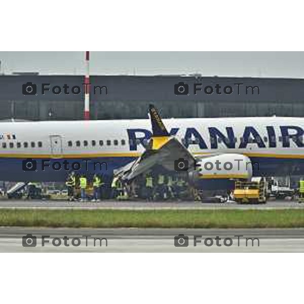 Tiziano Manzoni/LaPresse 01-10- 2024 Bergamo, Italia Cronaca Incontro Aereoporto Orio Al Serio Bergamo volo ryanair scoppia gomma in fase di atterragio