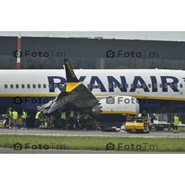 Tiziano Manzoni/LaPresse 01-10- 2024 Bergamo, Italia Cronaca Incontro Aereoporto Orio Al Serio Bergamo volo ryanair scoppia gomma in fase di atterragio