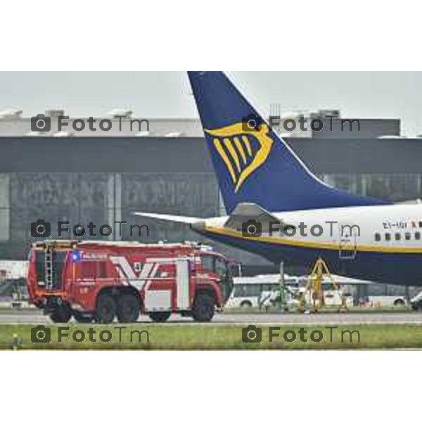 Tiziano Manzoni/LaPresse 01-10- 2024 Bergamo, Italia Cronaca Incontro Aereoporto Orio Al Serio Bergamo volo ryanair scoppia gomma in fase di atterragio