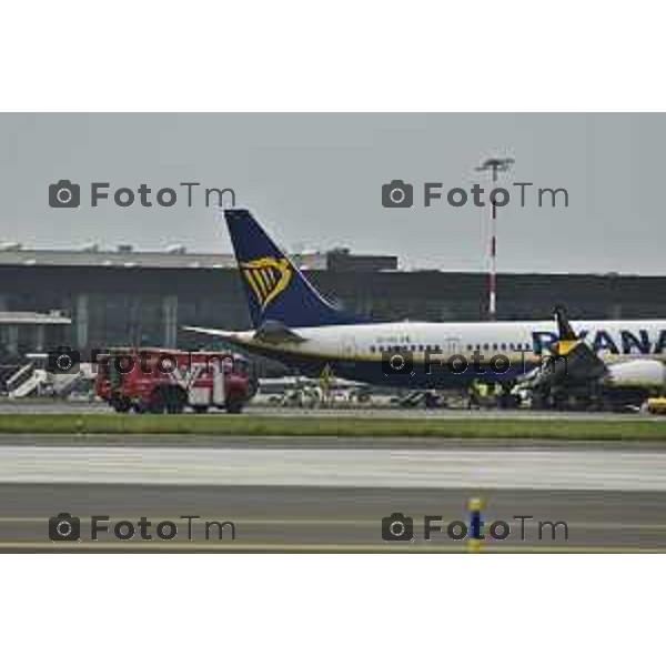 Tiziano Manzoni/LaPresse 01-10- 2024 Bergamo, Italia Cronaca Incontro Aereoporto Orio Al Serio Bergamo volo ryanair scoppia gomma in fase di atterragio