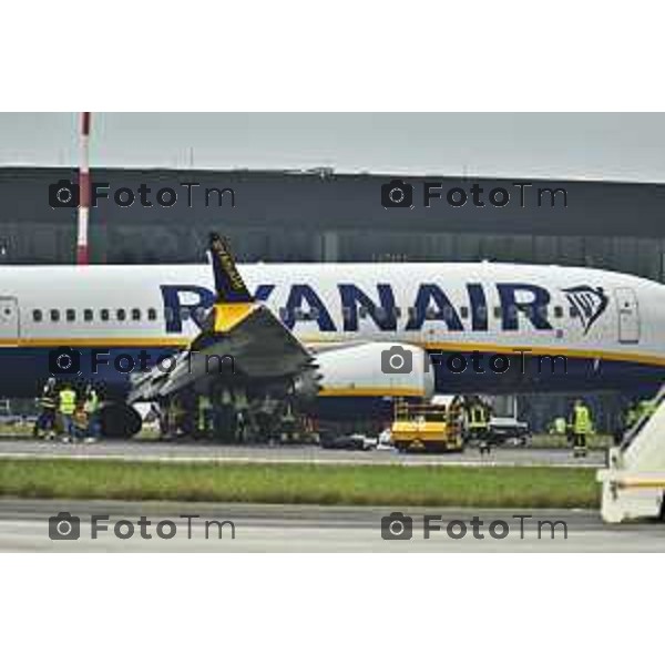 Tiziano Manzoni/LaPresse 01-10- 2024 Bergamo, Italia Cronaca Incontro Aereoporto Orio Al Serio Bergamo volo ryanair scoppia gomma in fase di atterragio