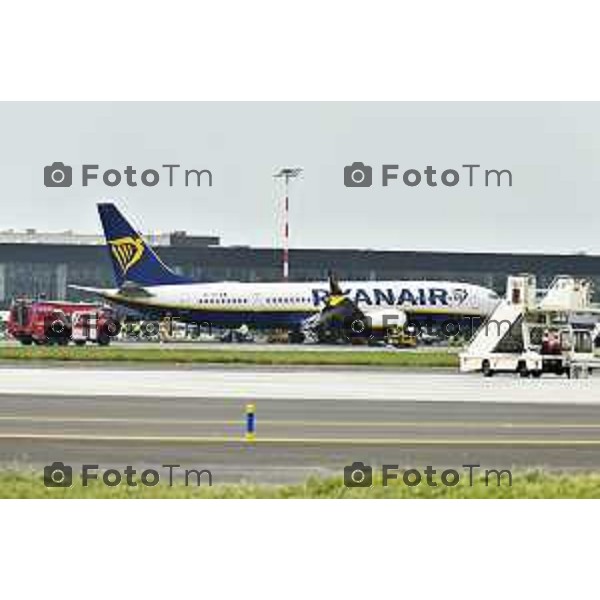 Tiziano Manzoni/LaPresse 01-10- 2024 Bergamo, Italia Cronaca Incontro Aereoporto Orio Al Serio Bergamo volo ryanair scoppia gomma in fase di atterragio