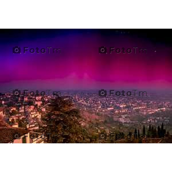 Città Alta (BG) visione da colle aperto Tempesta solare e Autora boreale rosa