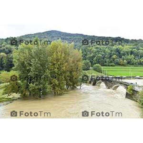 Tiziano Manzoni/LaPresse10-10- 2024 Bergamo, Italia Cronaca Nembro Bg piena del fiume Serio e allagamenti con sradicamento piloni ENEL