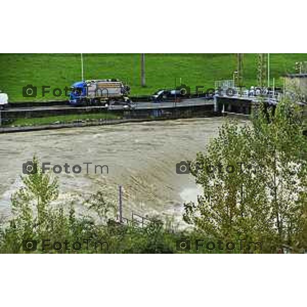 Tiziano Manzoni/LaPresse10-10- 2024 Bergamo, Italia Cronaca Nembro Bg piena del fiume Serio e allagamenti con sradicamento piloni ENEL