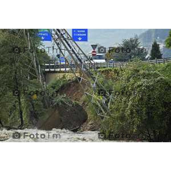 Tiziano Manzoni/LaPresse10-10- 2024 Bergamo, Italia Cronaca Nembro Bg piena del fiume Serio e allagamenti con sradicamento piloni ENEL