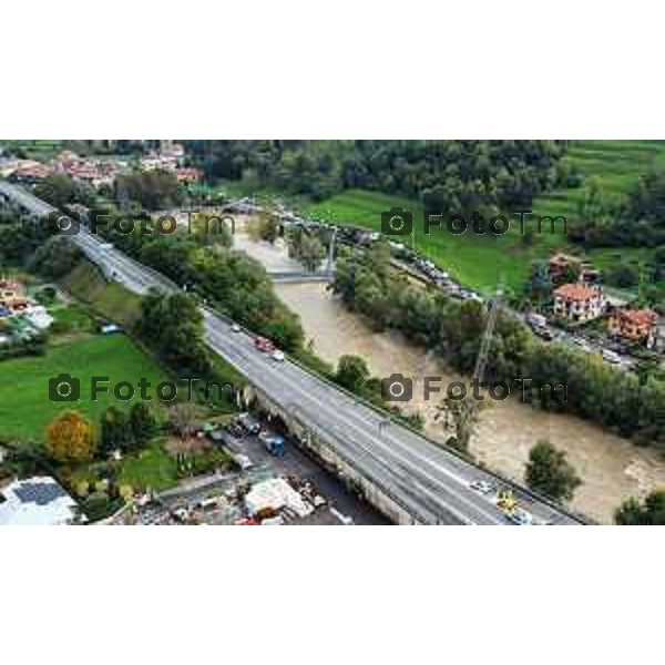 Tiziano Manzoni/LaPresse10-10- 2024 Bergamo, Italia Cronaca Nembro Bg piena del fiume Serio e allagamenti con sradicamento piloni ENEL