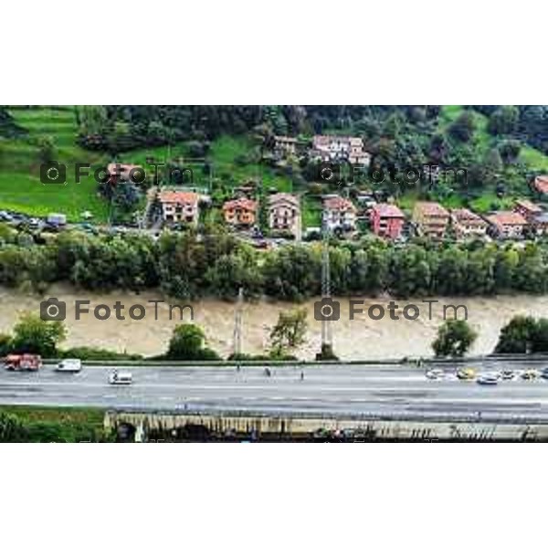 Tiziano Manzoni/LaPresse10-10- 2024 Bergamo, Italia Cronaca Nembro Bg piena del fiume Serio e allagamenti con sradicamento piloni ENEL