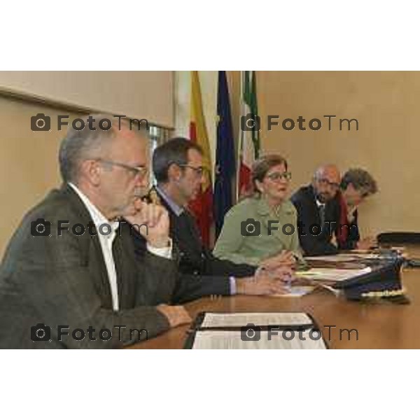 Tiziano Manzoni/LaPresse 29-10- 2024 Bergamo, Italia Cronaca Bergamo presentare l’istituzione del Nucleo di Polizia di Prossimità appiedato nell’ambito del sistema organizzativo del Corpo di Polizia Locale. Sindaca Elena Carnevali, l’assessore alla Sicurezza Giacomo Angeloni, l’assessora all’educazione alla legalità Marzia Marchesi con il dirigente ad interim della Polizia Locale Virgilio Appiani e il Vicecomandante Antonio Bettoni.