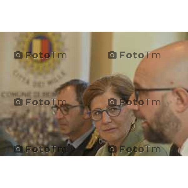 Tiziano Manzoni/LaPresse 29-10- 2024 Bergamo, Italia Cronaca Bergamo presentare l’istituzione del Nucleo di Polizia di Prossimità appiedato nell’ambito del sistema organizzativo del Corpo di Polizia Locale. Sindaca Elena Carnevali, l’assessore alla Sicurezza Giacomo Angeloni, l’assessora all’educazione alla legalità Marzia Marchesi con il dirigente ad interim della Polizia Locale Virgilio Appiani e il Vicecomandante Antonio Bettoni.