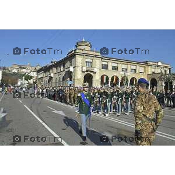 Tiziano Manzoni/LaPresse 4-11- 2024 , Italia Cronaca Bergamo Piazza vittorio veneto Deposizione delle corone d’alloro Fratelli Calvi Sindaco Elena Carnevali e nuovo prefetto Luca Rotondi festa forze armate