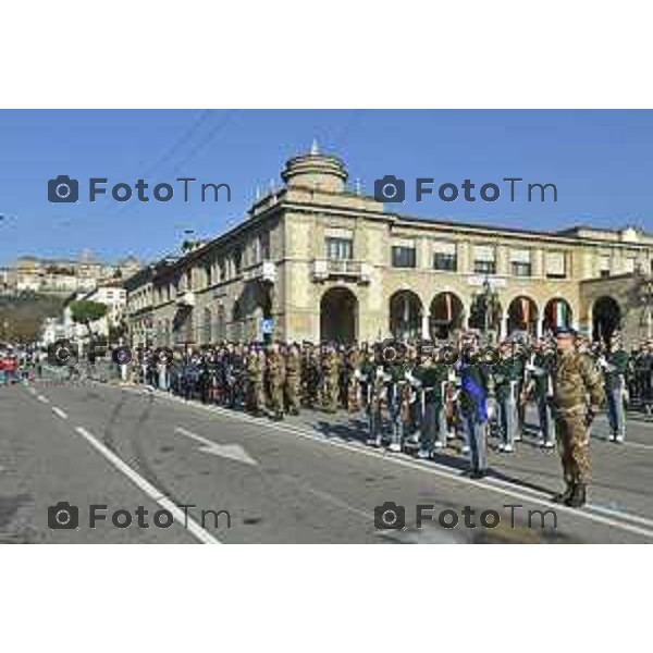 Tiziano Manzoni/LaPresse 4-11- 2024 , Italia Cronaca Bergamo Piazza vittorio veneto Deposizione delle corone d’alloro Fratelli Calvi Sindaco Elena Carnevali e nuovo prefetto Luca Rotondi festa forze armate