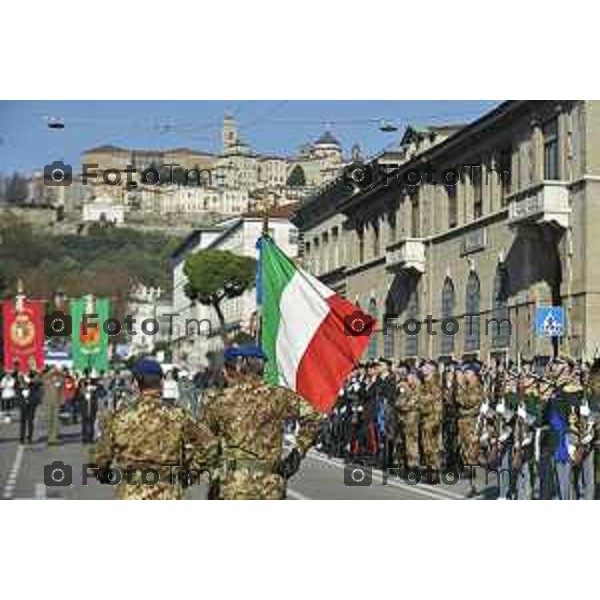 Tiziano Manzoni/LaPresse 4-11- 2024 , Italia Cronaca Bergamo Piazza vittorio veneto Deposizione delle corone d’alloro Fratelli Calvi Sindaco Elena Carnevali e nuovo prefetto Luca Rotondi festa forze armate