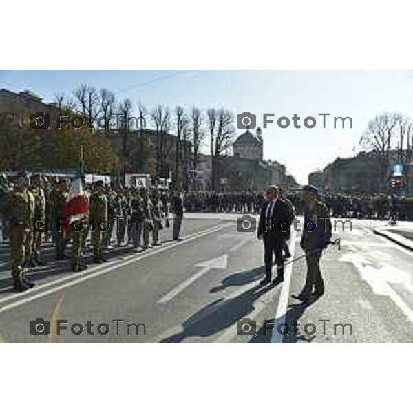 Tiziano Manzoni/LaPresse 4-11- 2024 , Italia Cronaca Bergamo Piazza vittorio veneto Deposizione delle corone d’alloro Fratelli Calvi Sindaco Elena Carnevali e nuovo prefetto Luca Rotondi festa forze armate