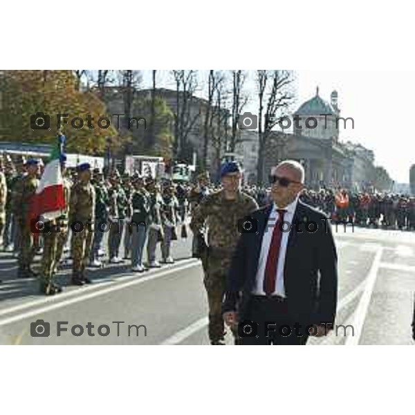 Tiziano Manzoni/LaPresse 4-11- 2024 , Italia Cronaca Bergamo Piazza vittorio veneto Deposizione delle corone d’alloro Fratelli Calvi Sindaco Elena Carnevali e nuovo prefetto Luca Rotondi festa forze armate