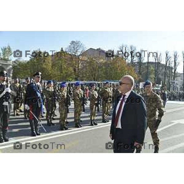 Tiziano Manzoni/LaPresse 4-11- 2024 , Italia Cronaca Bergamo Piazza vittorio veneto Deposizione delle corone d’alloro Fratelli Calvi Sindaco Elena Carnevali e nuovo prefetto Luca Rotondi festa forze armate