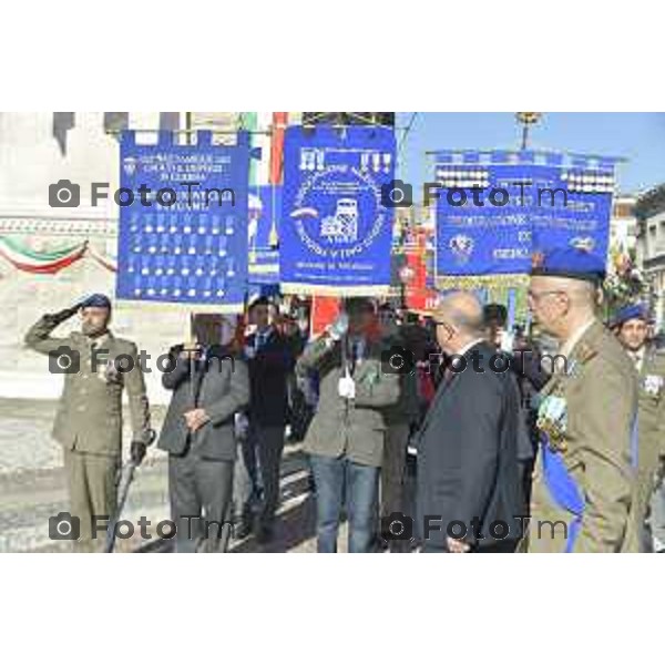 Tiziano Manzoni/LaPresse 4-11- 2024 , Italia Cronaca Bergamo Piazza vittorio veneto Deposizione delle corone d’alloro Fratelli Calvi Sindaco Elena Carnevali e nuovo prefetto Luca Rotondi festa forze armate