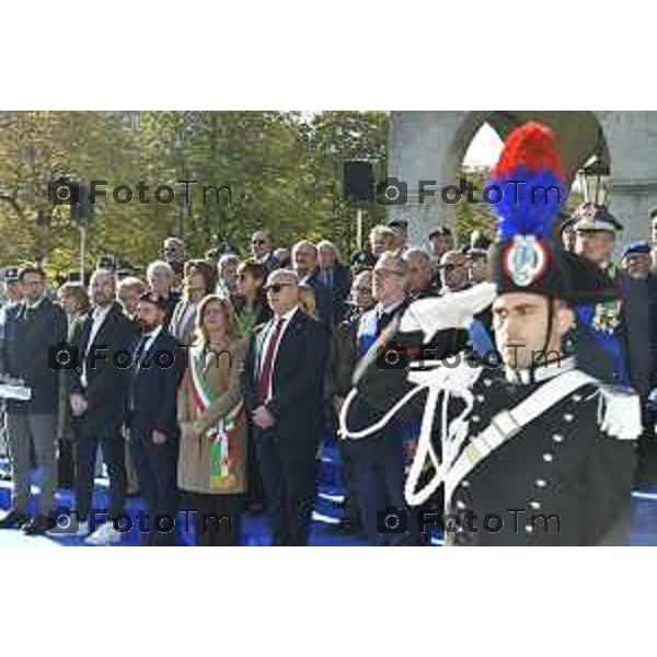 Tiziano Manzoni/LaPresse 4-11- 2024 , Italia Cronaca Bergamo Piazza vittorio veneto Deposizione delle corone d’alloro Fratelli Calvi Sindaco Elena Carnevali e nuovo prefetto Luca Rotondi festa forze armate