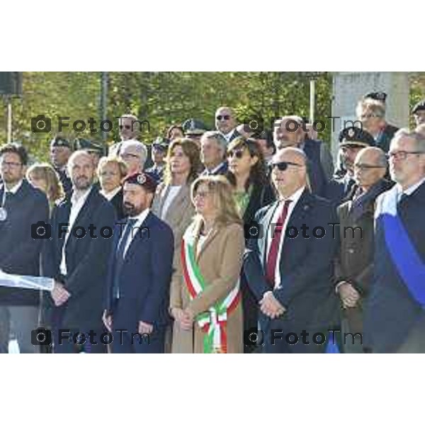 Tiziano Manzoni/LaPresse 4-11- 2024 , Italia Cronaca Bergamo Piazza vittorio veneto Deposizione delle corone d’alloro Fratelli Calvi Sindaco Elena Carnevali e nuovo prefetto Luca Rotondi festa forze armate