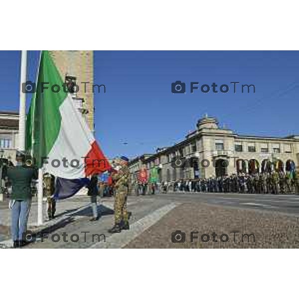 Tiziano Manzoni/LaPresse 4-11- 2024 , Italia Cronaca Bergamo Piazza vittorio veneto Deposizione delle corone d’alloro Fratelli Calvi Sindaco Elena Carnevali e nuovo prefetto Luca Rotondi festa forze armate