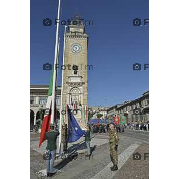 Tiziano Manzoni/LaPresse 4-11- 2024 , Italia Cronaca Bergamo Piazza vittorio veneto Deposizione delle corone d’alloro Fratelli Calvi Sindaco Elena Carnevali e nuovo prefetto Luca Rotondi festa forze armate