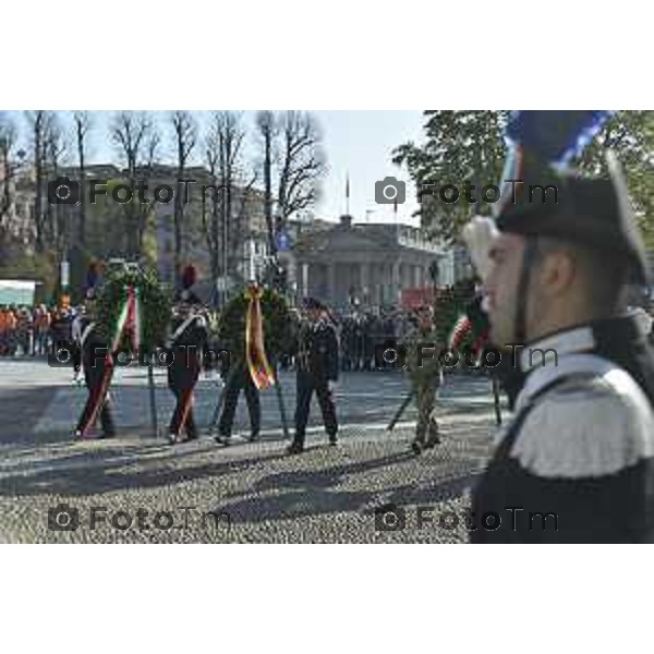 Tiziano Manzoni/LaPresse 4-11- 2024 , Italia Cronaca Bergamo Piazza vittorio veneto Deposizione delle corone d’alloro Fratelli Calvi Sindaco Elena Carnevali e nuovo prefetto Luca Rotondi festa forze armate