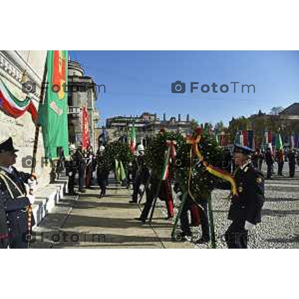 Tiziano Manzoni/LaPresse 4-11- 2024 , Italia Cronaca Bergamo Piazza vittorio veneto Deposizione delle corone d’alloro Fratelli Calvi Sindaco Elena Carnevali e nuovo prefetto Luca Rotondi festa forze armate