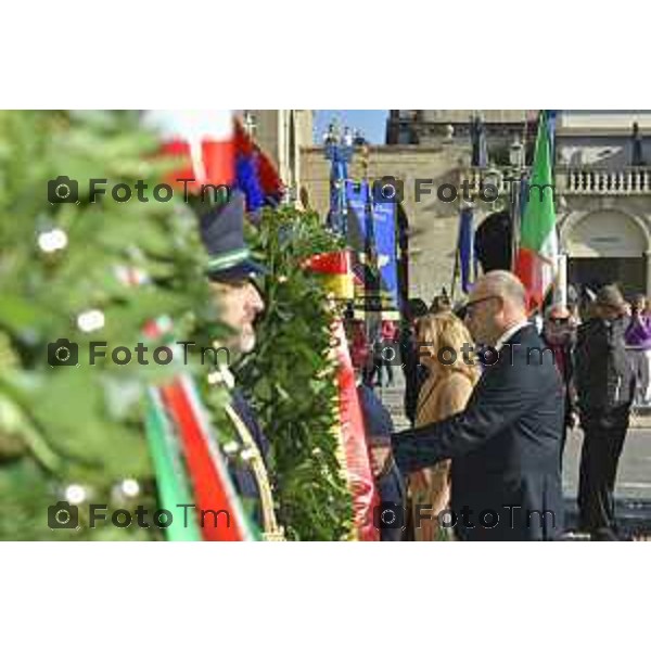 Tiziano Manzoni/LaPresse 4-11- 2024 , Italia Cronaca Bergamo Piazza vittorio veneto Deposizione delle corone d’alloro Fratelli Calvi Sindaco Elena Carnevali e nuovo prefetto Luca Rotondi festa forze armate