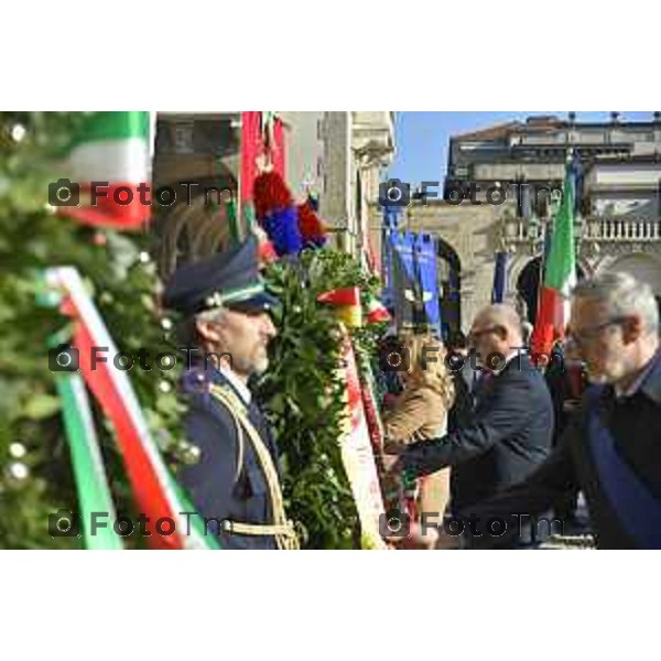 Tiziano Manzoni/LaPresse 4-11- 2024 , Italia Cronaca Bergamo Piazza vittorio veneto Deposizione delle corone d’alloro Fratelli Calvi Sindaco Elena Carnevali e nuovo prefetto Luca Rotondi festa forze armate