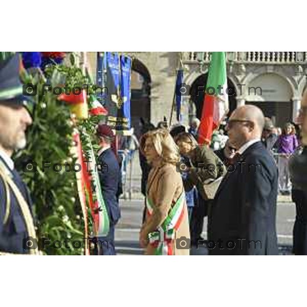 Tiziano Manzoni/LaPresse 4-11- 2024 , Italia Cronaca Bergamo Piazza vittorio veneto Deposizione delle corone d’alloro Fratelli Calvi Sindaco Elena Carnevali e nuovo prefetto Luca Rotondi festa forze armate