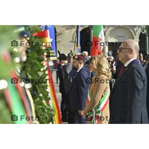 Tiziano Manzoni/LaPresse 4-11- 2024 , Italia Cronaca Bergamo Piazza vittorio veneto Deposizione delle corone d’alloro Fratelli Calvi Sindaco Elena Carnevali e nuovo prefetto Luca Rotondi festa forze armate