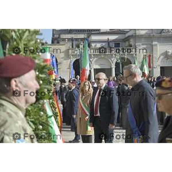 Tiziano Manzoni/LaPresse 4-11- 2024 , Italia Cronaca Bergamo Piazza vittorio veneto Deposizione delle corone d’alloro Fratelli Calvi Sindaco Elena Carnevali e nuovo prefetto Luca Rotondi festa forze armate