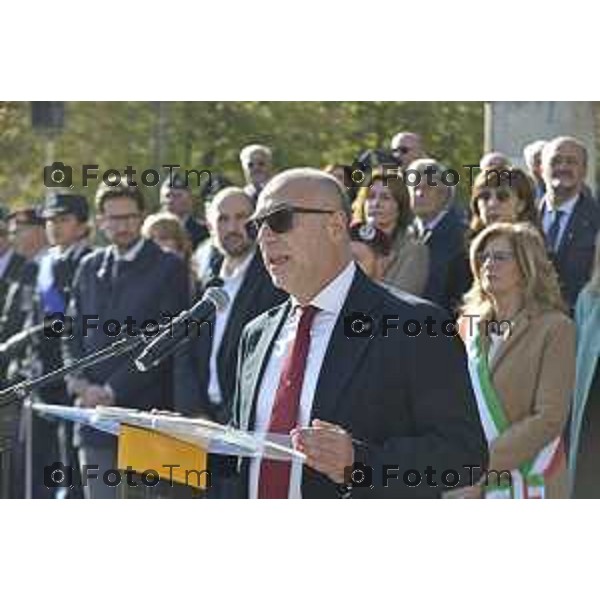 Tiziano Manzoni/LaPresse 4-11- 2024 , Italia Cronaca Bergamo Piazza vittorio veneto Deposizione delle corone d’alloro Fratelli Calvi Sindaco Elena Carnevali e nuovo prefetto Luca Rotondi festa forze armate