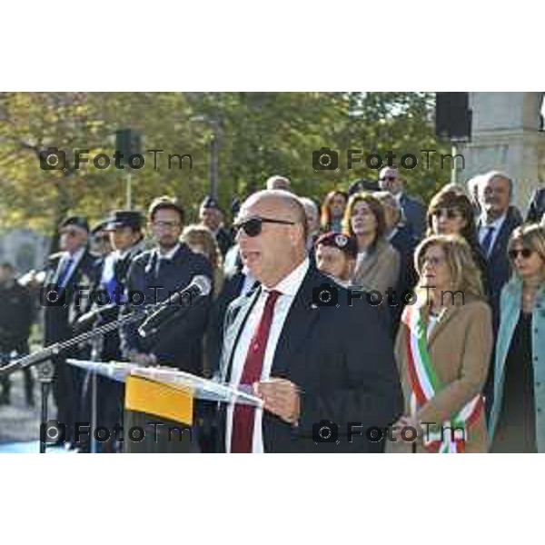 Tiziano Manzoni/LaPresse 4-11- 2024 , Italia Cronaca Bergamo Piazza vittorio veneto Deposizione delle corone d’alloro Fratelli Calvi Sindaco Elena Carnevali e nuovo prefetto Luca Rotondi festa forze armate