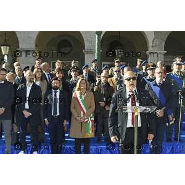 Tiziano Manzoni/LaPresse 4-11- 2024 , Italia Cronaca Bergamo Piazza vittorio veneto Deposizione delle corone d’alloro Fratelli Calvi Sindaco Elena Carnevali e nuovo prefetto Luca Rotondi festa forze armate