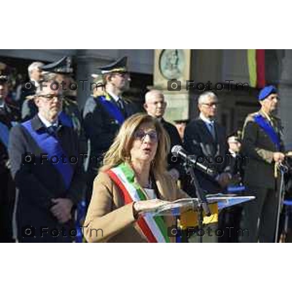 Tiziano Manzoni/LaPresse 4-11- 2024 , Italia Cronaca Bergamo Piazza vittorio veneto Deposizione delle corone d’alloro Fratelli Calvi Sindaco Elena Carnevali e nuovo prefetto Luca Rotondi festa forze armate