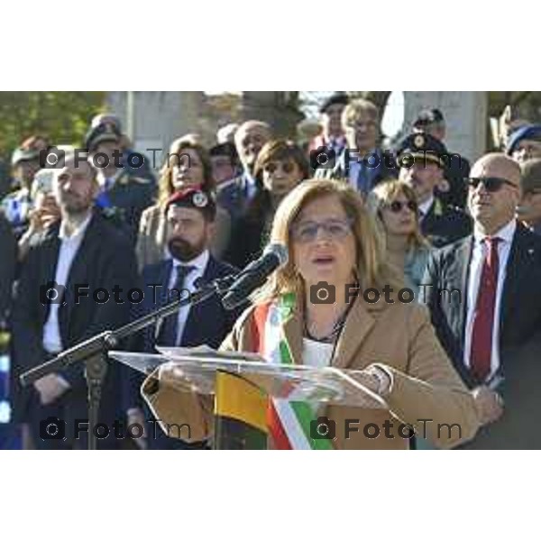 Tiziano Manzoni/LaPresse 4-11- 2024 , Italia Cronaca Bergamo Piazza vittorio veneto Deposizione delle corone d’alloro Fratelli Calvi Sindaco Elena Carnevali e nuovo prefetto Luca Rotondi festa forze armate