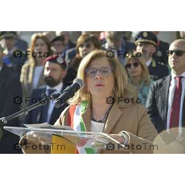 Tiziano Manzoni/LaPresse 4-11- 2024 , Italia Cronaca Bergamo Piazza vittorio veneto Deposizione delle corone d’alloro Fratelli Calvi Sindaco Elena Carnevali e nuovo prefetto Luca Rotondi festa forze armate