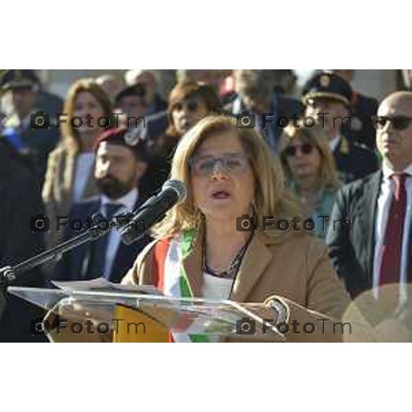 Tiziano Manzoni/LaPresse 4-11- 2024 , Italia Cronaca Bergamo Piazza vittorio veneto Deposizione delle corone d’alloro Fratelli Calvi Sindaco Elena Carnevali e nuovo prefetto Luca Rotondi festa forze armate