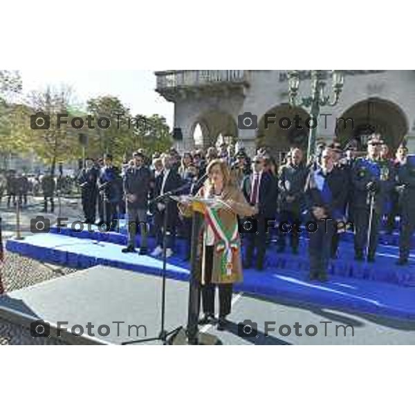 Tiziano Manzoni/LaPresse 4-11- 2024 , Italia Cronaca Bergamo Piazza vittorio veneto Deposizione delle corone d’alloro Fratelli Calvi Sindaco Elena Carnevali e nuovo prefetto Luca Rotondi festa forze armate