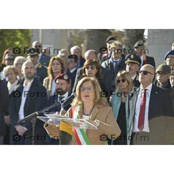 Tiziano Manzoni/LaPresse 4-11- 2024 , Italia Cronaca Bergamo Piazza vittorio veneto Deposizione delle corone d’alloro Fratelli Calvi Sindaco Elena Carnevali e nuovo prefetto Luca Rotondi festa forze armate