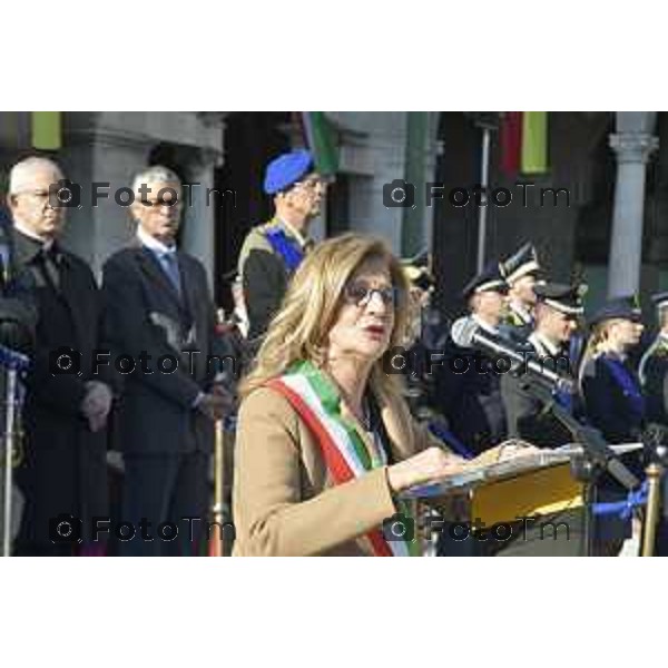 Tiziano Manzoni/LaPresse 4-11- 2024 , Italia Cronaca Bergamo Piazza vittorio veneto Deposizione delle corone d’alloro Fratelli Calvi Sindaco Elena Carnevali e nuovo prefetto Luca Rotondi festa forze armate