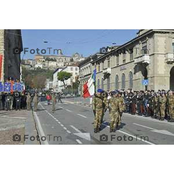 Tiziano Manzoni/LaPresse 4-11- 2024 , Italia Cronaca Bergamo Piazza vittorio veneto Deposizione delle corone d’alloro Fratelli Calvi Sindaco Elena Carnevali e nuovo prefetto Luca Rotondi festa forze armate